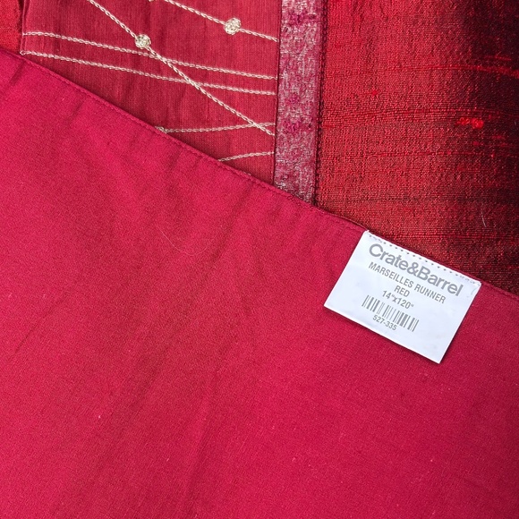 Brilliant Crate and Barrel Set of Two Table Runners and Twelve Napkins. - Picture 4 of 4